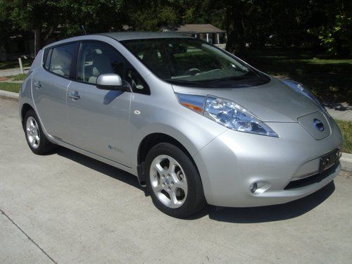 2011 nissan leaf sl w/only 27,000 miles has nav. and fast chg.port