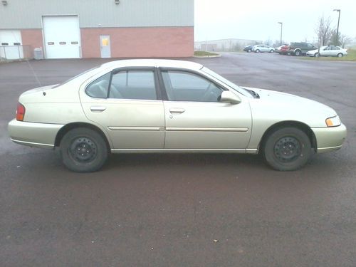 Nissan altima gxe 1998 beige 190,504 miles; any offer considered