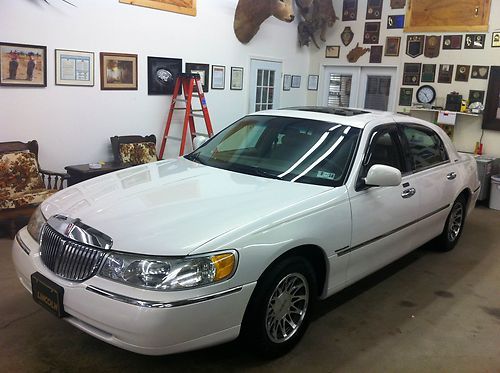 2000 lincoln town car signature series sedan 4-door 4.6l very clean