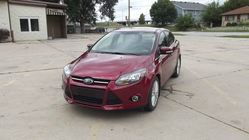 2013 ford focus titanium, 4door flexfuel,6speed auto 3k