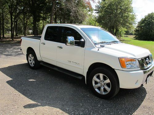 2010 nissan titan le crew cab pickup 4-door 4x4