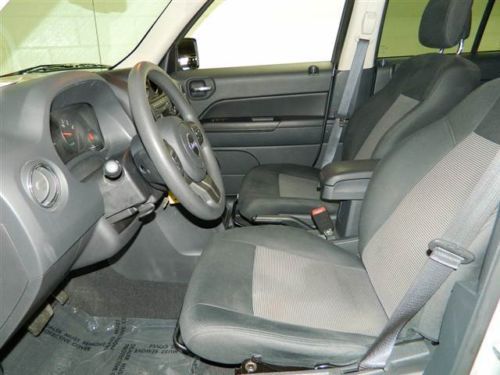 SUV 2.4L CD ABS brakes AM/FM radio Anti-whiplash front head restraints, image 9