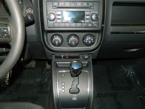 SUV 2.4L CD ABS brakes AM/FM radio Anti-whiplash front head restraints, image 12