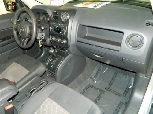 SUV 2.4L CD ABS brakes AM/FM radio Anti-whiplash front head restraints, image 18