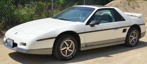 1985 pontiac fiero gt. white/grey v6