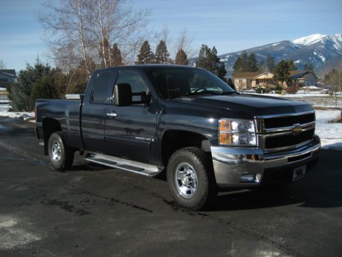 2007 chevy silverado 2500hd-low miles, great condition, many extras