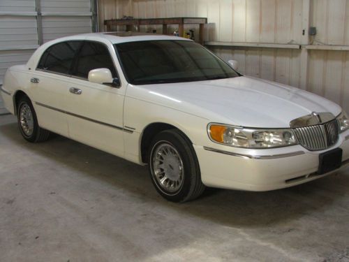 2002 lincoln town car cartier l sedan 4-door 4.6l