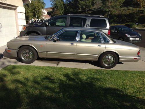 1995 jaguar vanden plas base sedan 4-door 4.0l sunroof, chrome wheels, all power