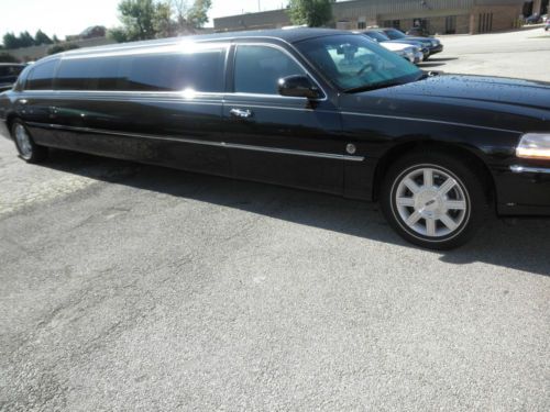2007 Lincoln Town Car Executive Sedan 4-Door 4.6L, image 4