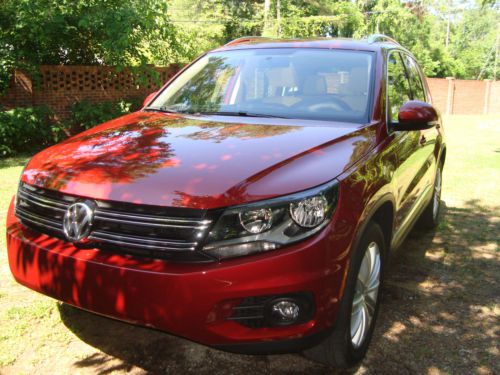 2013 volkswagen tiguan se sport utility 4-door 2.0l panoramic sunroof and nav.