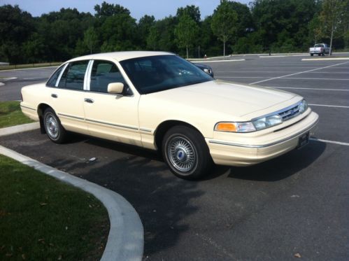 1996 ford crown victoria base sedan 4-door 4.6l