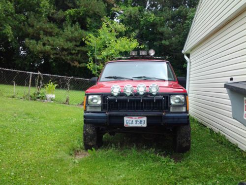 Jeep cherokee lifted runs good  31x11.5 super swampers tsl