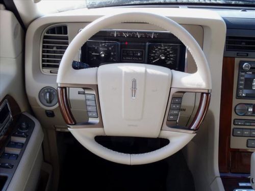 2014 lincoln navigator base