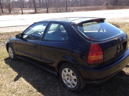 1998 honda civic dx hatchback 3-door 1.6l not original motor. needs brake line!!