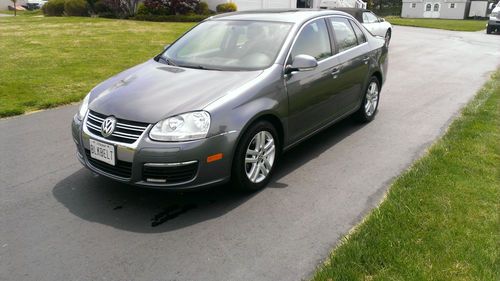 Beautiful 2009 volkswagen jetta tdi sedan 4-door 2.0l