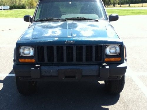 Green jeep cherokee sport