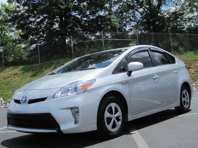 Toyota prius 2012 hatch back auto trans fresh local trade like new shape a+