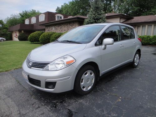 2009 nissan versa s hatchback 4-door 1.8l clean 29k miles