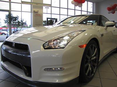 2014 nissan gt-r pearl white premium dohc twin turbo v6 545 hp