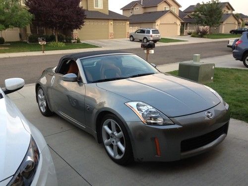 2005 nissan 350z touring convertible 2-door 3.5l