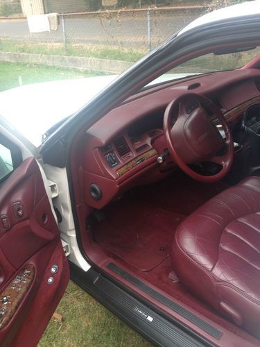 1995 Lincoln Town Car Executive Sedan 4-Door 4.6L, image 3