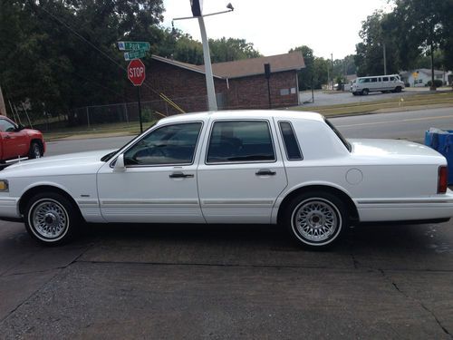 1995 Lincoln Town Car Executive Sedan 4-Door 4.6L, image 5