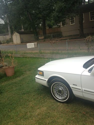 1995 Lincoln Town Car Executive Sedan 4-Door 4.6L, image 6