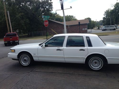 1995 Lincoln Town Car Executive Sedan 4-Door 4.6L, image 9