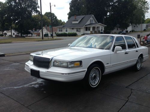 1995 Lincoln Town Car Executive Sedan 4-Door 4.6L, image 10