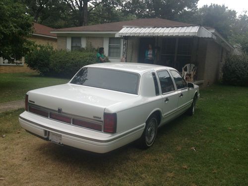 1995 Lincoln Town Car Executive Sedan 4-Door 4.6L, image 11