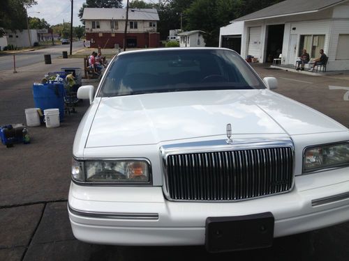 1995 Lincoln Town Car Executive Sedan 4-Door 4.6L, image 12
