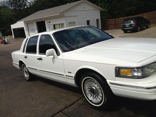 1995 Lincoln Town Car Executive Sedan 4-Door 4.6L, image 20
