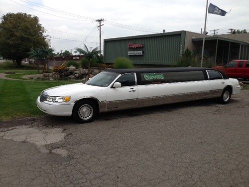 Lincoln town car 140&#034; strech limo