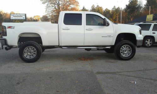 White 6 inch procomp lift  18 inch xd wheels  sound system remote start