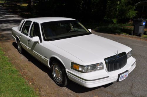 1997 Lincoln Town Car Signature Sedan 4-Door 4.6L, image 2