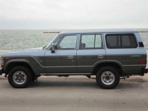 Beautiful all original two tone grey fj62 runs and looks great ready for 4x4 fun