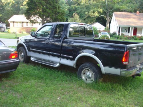 Ford truck f-150 lariat 4 by 4  extended cab (back seat) short bed w/liner 1997