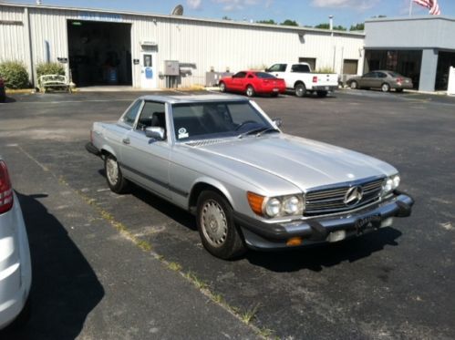 1987 mercedes benz 560sl, with detachable hard top. must see, great condition