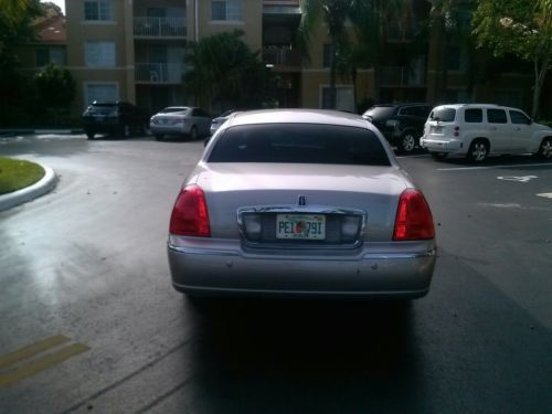 2003 Lincoln Town Car Signature Sedan 4-Door 4.6L, image 2