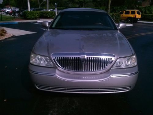 2003 Lincoln Town Car Signature Sedan 4-Door 4.6L, image 3