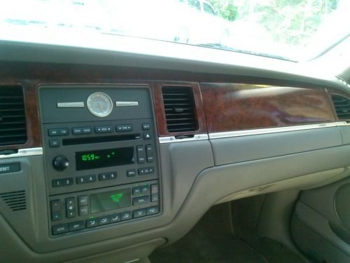 2003 Lincoln Town Car Signature Sedan 4-Door 4.6L, image 5