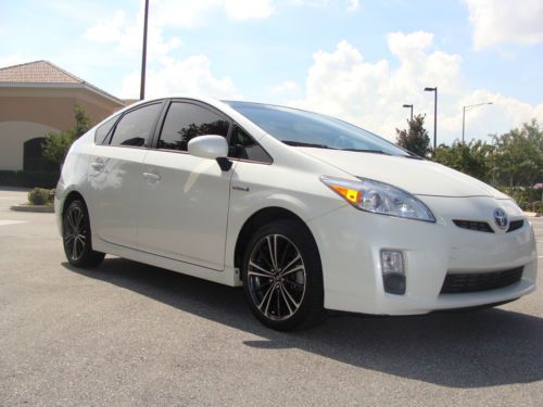 2011 toyota prius  hatchback 4-door 1.8l low low reserve