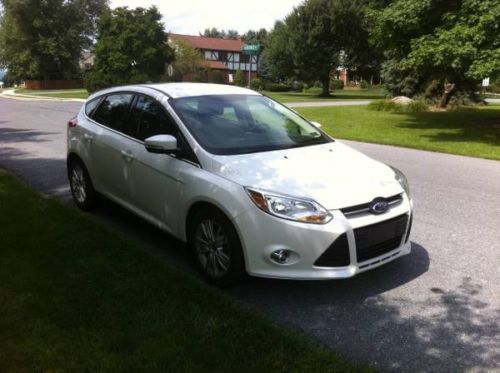 Great condition 2012 ford focus sel hatchback 4d!! only 41,000 miles!