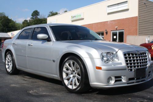 2006 chrysler 300 srt 8 6.1l hemi only 32,000 miles runs amazing beautiful car