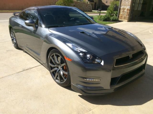 Nissan gt-r premium coupe 2-door