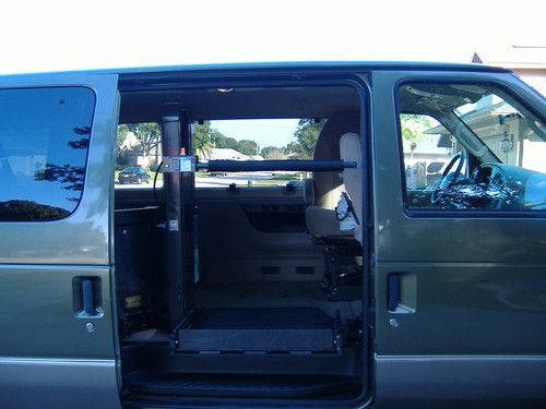 Handicap equipt 2003 ford e-150 club wagon