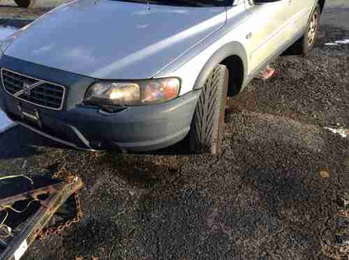2001 Volvo XC 70 AWD Wagon , Ext = Silver/ Int = Blue Leather, image 4
