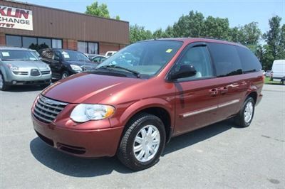 2007 chrysler town &amp; country touring,rear dvd,leather seats,low miles,power gate