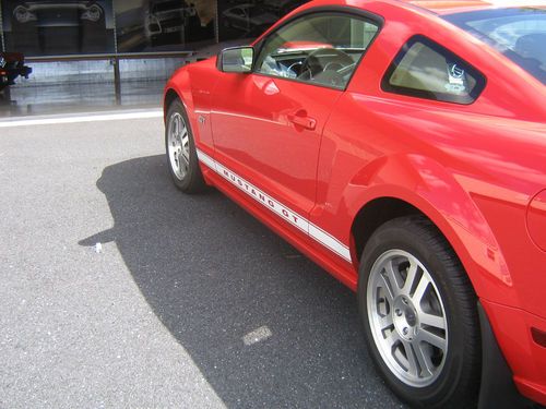 2006 Ford Mustang GT V8 6-Speed Only 9,000 Miles 1 Owner Ford Employee Brand New, image 5