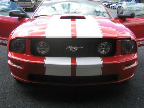2006 Ford Mustang GT V8 6-Speed Only 9,000 Miles 1 Owner Ford Employee Brand New, image 10